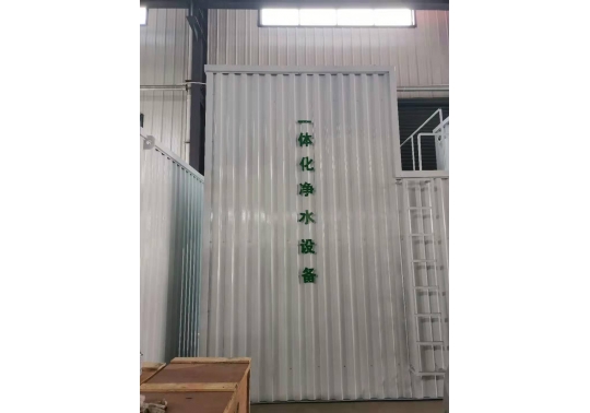 生活廢水處理設備系統軟硬件：由混凝土池、沉砂池、過濾池、水體平穩加藥設備、反清洗設備、離心水泵及電控柜構成